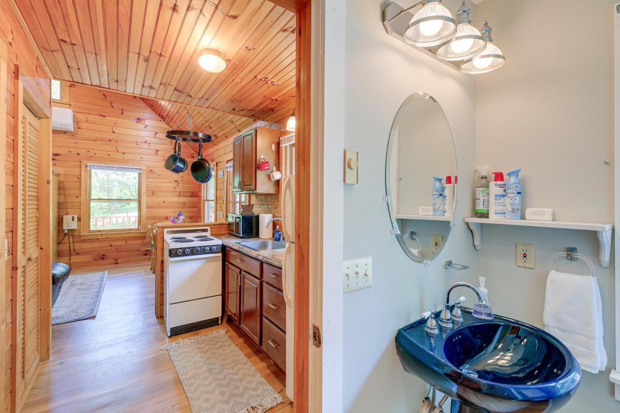 Quaint Blue Ridge Cabin Rental With On-Site Stream! Sparta 외부 사진