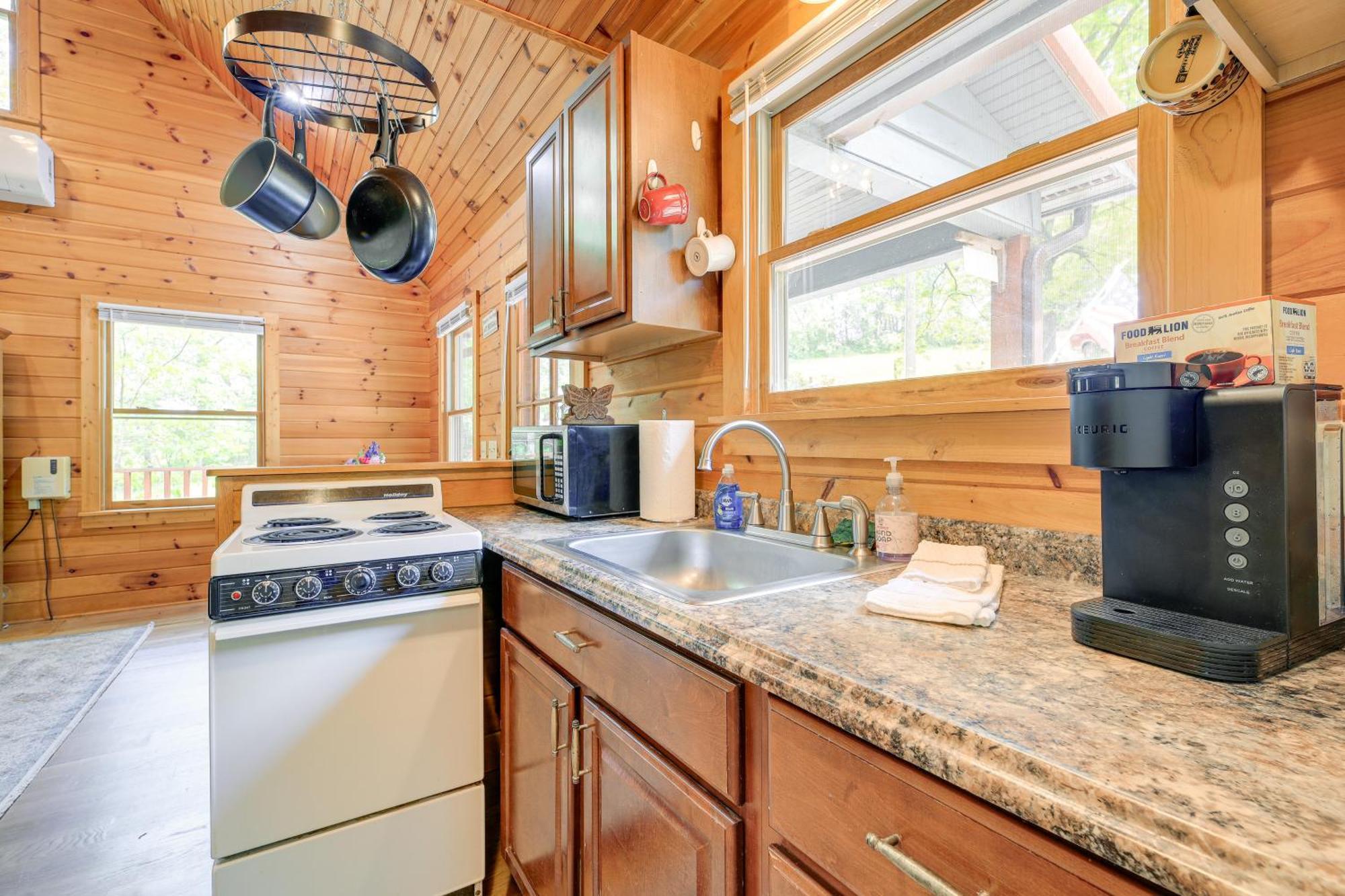 Quaint Blue Ridge Cabin Rental With On-Site Stream! Sparta 외부 사진