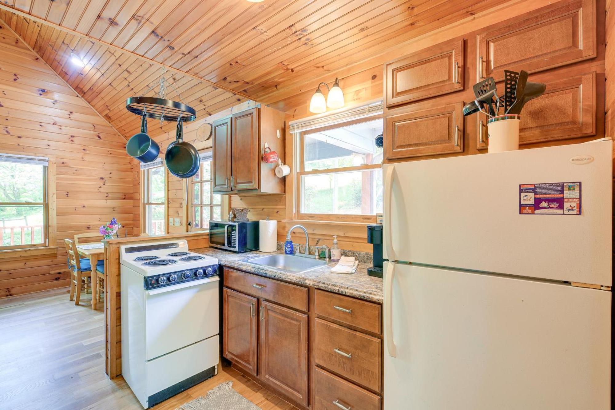 Quaint Blue Ridge Cabin Rental With On-Site Stream! Sparta 외부 사진